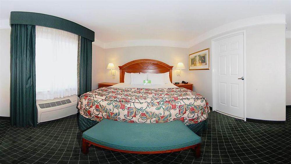 La Quinta By Wyndham San Antonio North Stone Oak Hotel Exterior photo